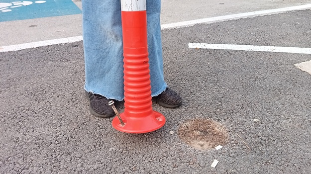 Iščupan vrtićki stupić uz ulaz