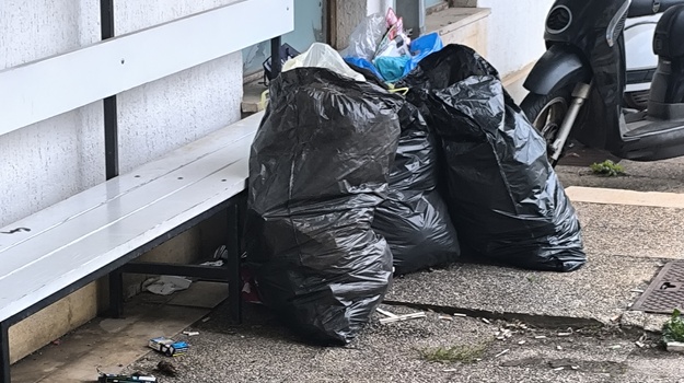 Otpad uz klupu mjesecima.