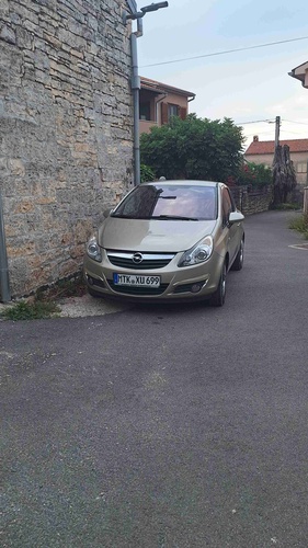 Automobil