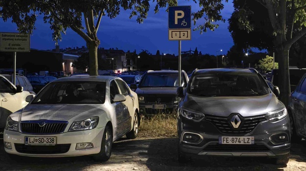 Neovlašteno Parkiranje na Mjestima za Invalide