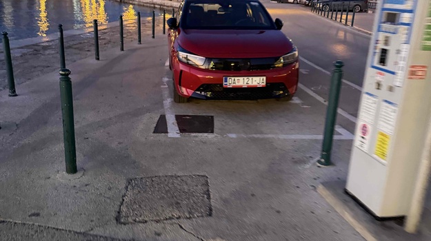 Nepropisno parkiranje automobila