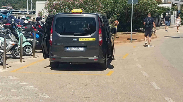 Nepropisno parkirani taksi na mjestu za invalide