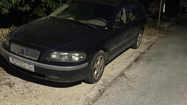 Parkirani automobili blokiraju prolaz