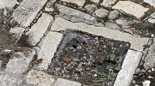Začepljen odvod na Piazza Grande