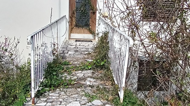 Naputena kuća i okučnica