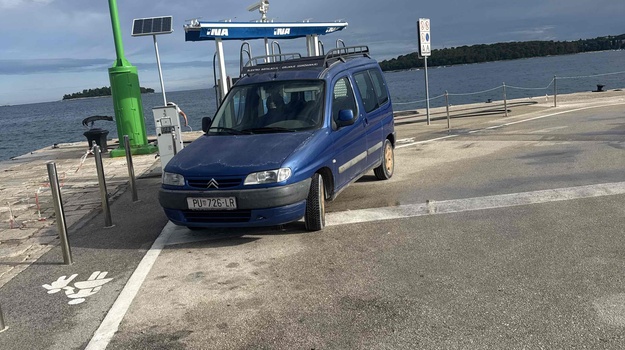 Dostupno 50+ parkirnih mjesta