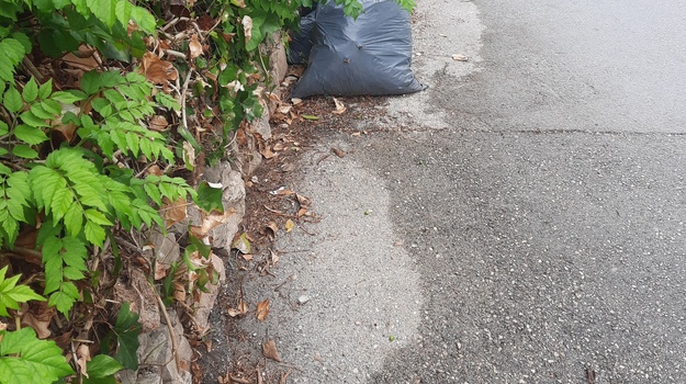 Smeće ostavljeno pokraj vrtića