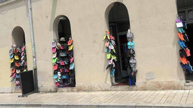 Ruševni Zidovi Gradskih Štandova