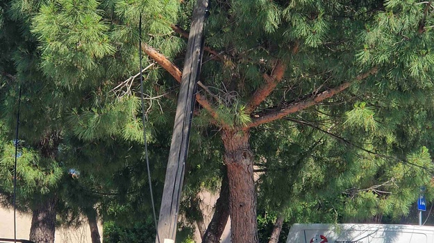 Nagnut stup i iščupani kablovi