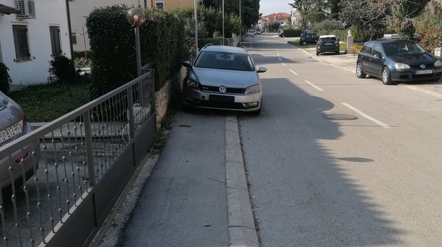 Neprimjereno parkiraje