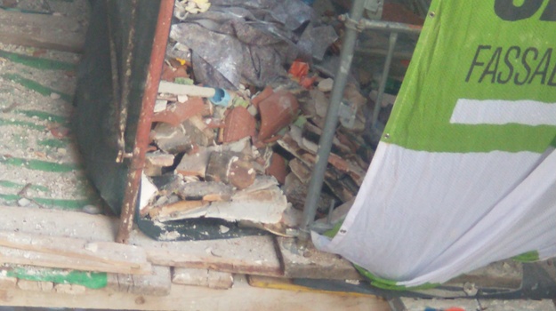 Opasan građevinski otpad na skeli