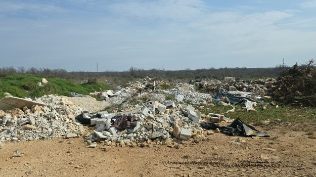 Divlje odlagalište ugrožava maslinike