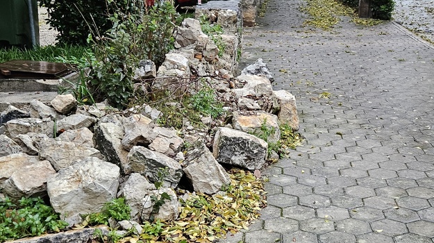 Srušeni zid ometa prolaznike