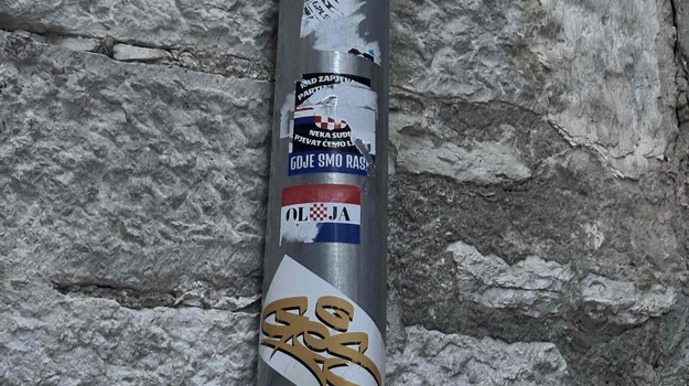 Naljepnice preplavile stari grad