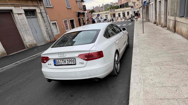 Bahato parkiranje turista