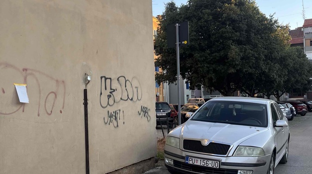 Opasno parkiranje na uglu kvarta