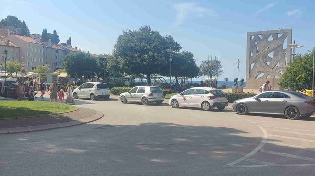 "Automobili Preplavili Pješačke Zone"
