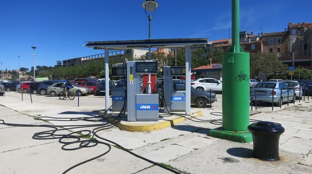 Problemi s gorivom i pomoći u vezanju brodova