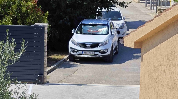 Nepropisno parkiran automobil zahtijeva intervenciju