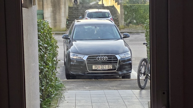 Zaštitni stupići kod blokiranog ulaza