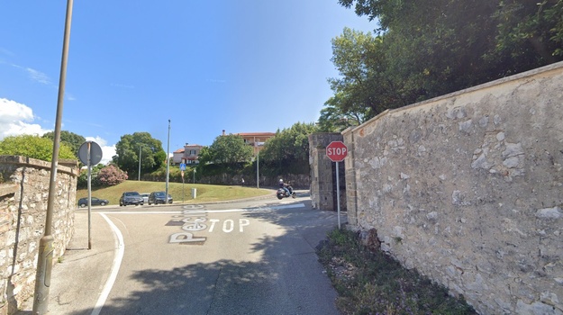 Staklo na cesti kod Valalte
