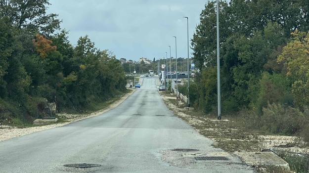 Asfaltiranje puta prema trkačkom centru