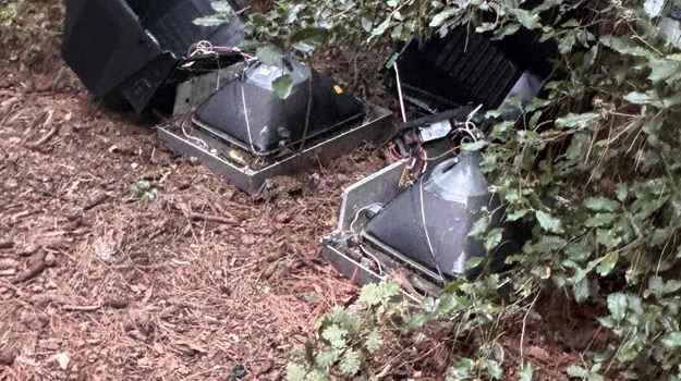 "Bacanje Televizora u Prirodu"