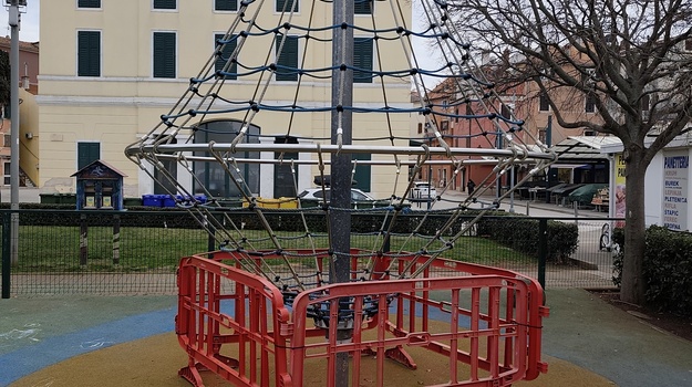 Popravak vrtuljka u parku Valdibora