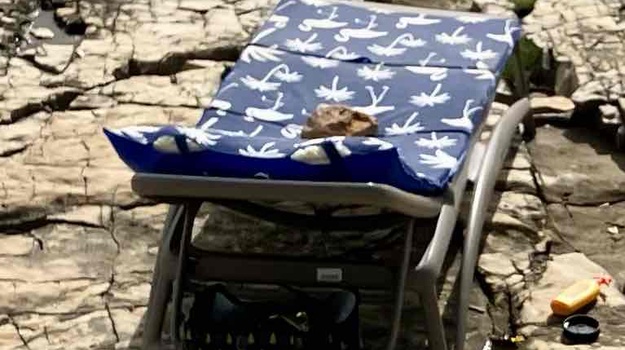 Skrivene ležaljke u blizini kampa