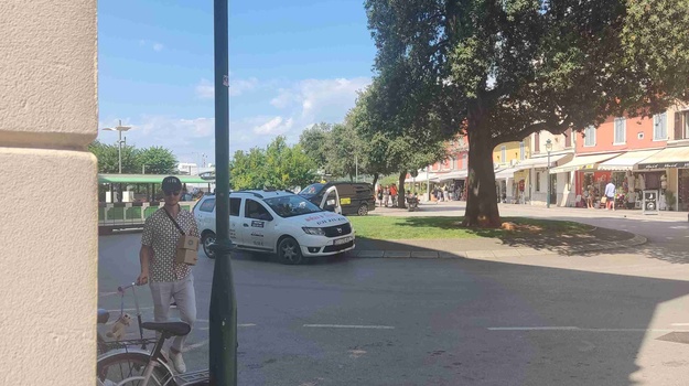 Taksi parkiran u nedozvoljenoj zoni