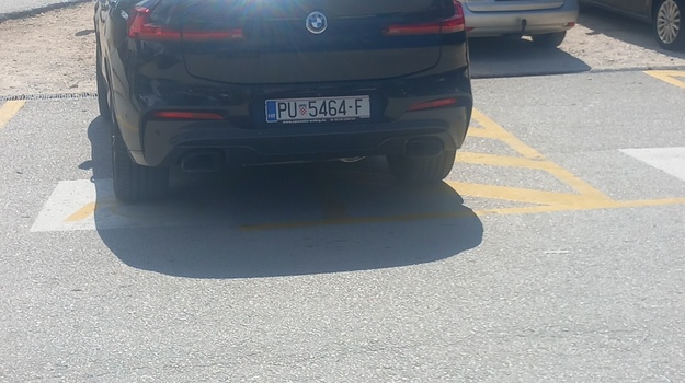 Nepropisno parkiranje ispred diskonta