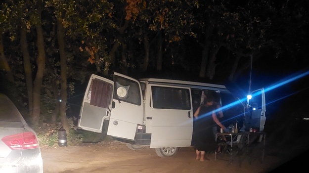 Nastavlja se noćno kampiranje ilegalno