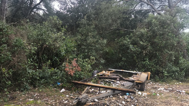 Nepropisno odlaganje otpada u šumi