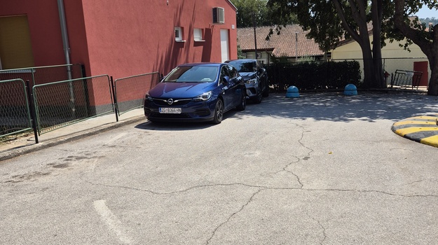Nepropisno parkiranje oko vrtića