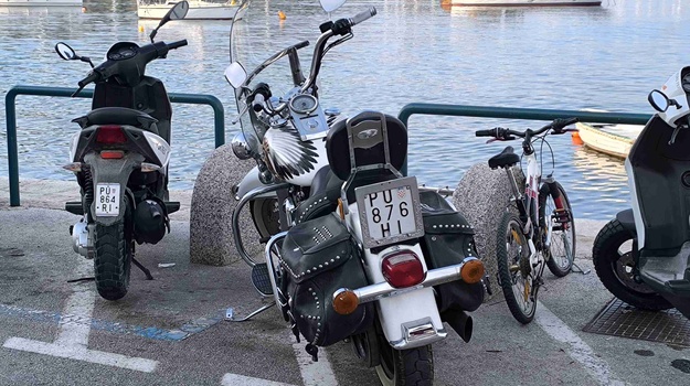 Motor parkiran na biciklističkom mjestu