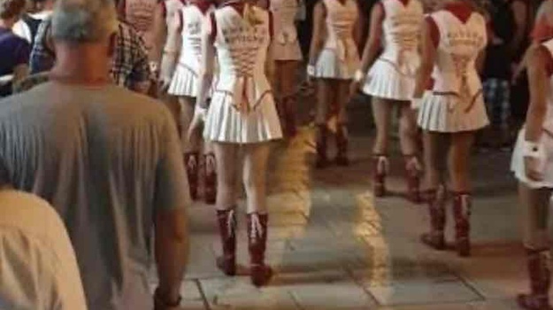 Neprimjereni nastupi djevojčica u suknjama