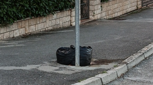 Neugodna vreća na križanju ulicama