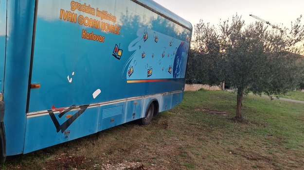 Vozilo parkirano među maslinama