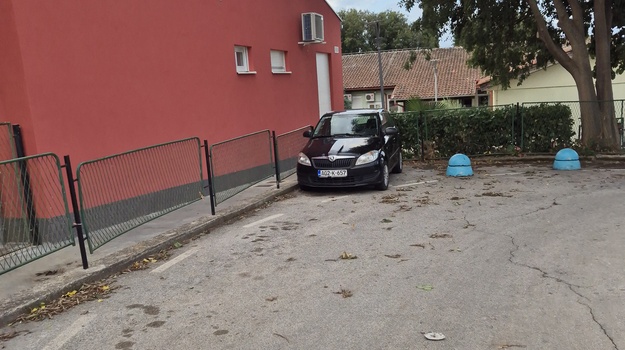Besplatno parkiranje kod kružnog toka