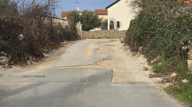 Cesta oštećena zbog gradnje