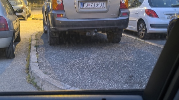 Sramotno parkiranje bez gradskog rješenja
