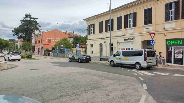 Nepropisno parkiranje taksija kod FINE