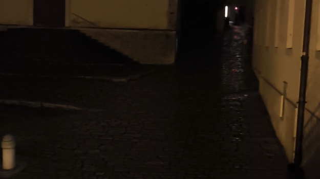 Neosvijetljeni Put Ispred Škole