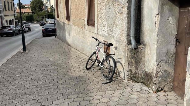 Uklonite napušteni bicikl kod crkve