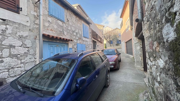 Ulica je postala parkiralište (konstantno)