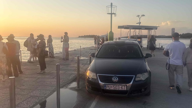 Ljubazno parkiranje osigurano mjesto
