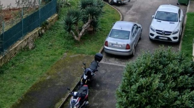 Blokiran vatrogasni prilaz u Bazzarinija