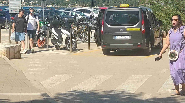 Nepostojanje reda: Taksijem na invalidsku zonu