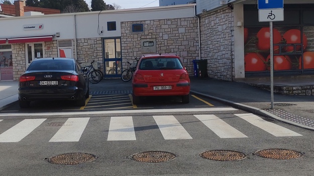 Nepropisno parkiranje: Audi na invalidskom mjestu