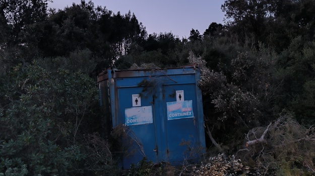 Nelegalno odlaganje otpada u šumi